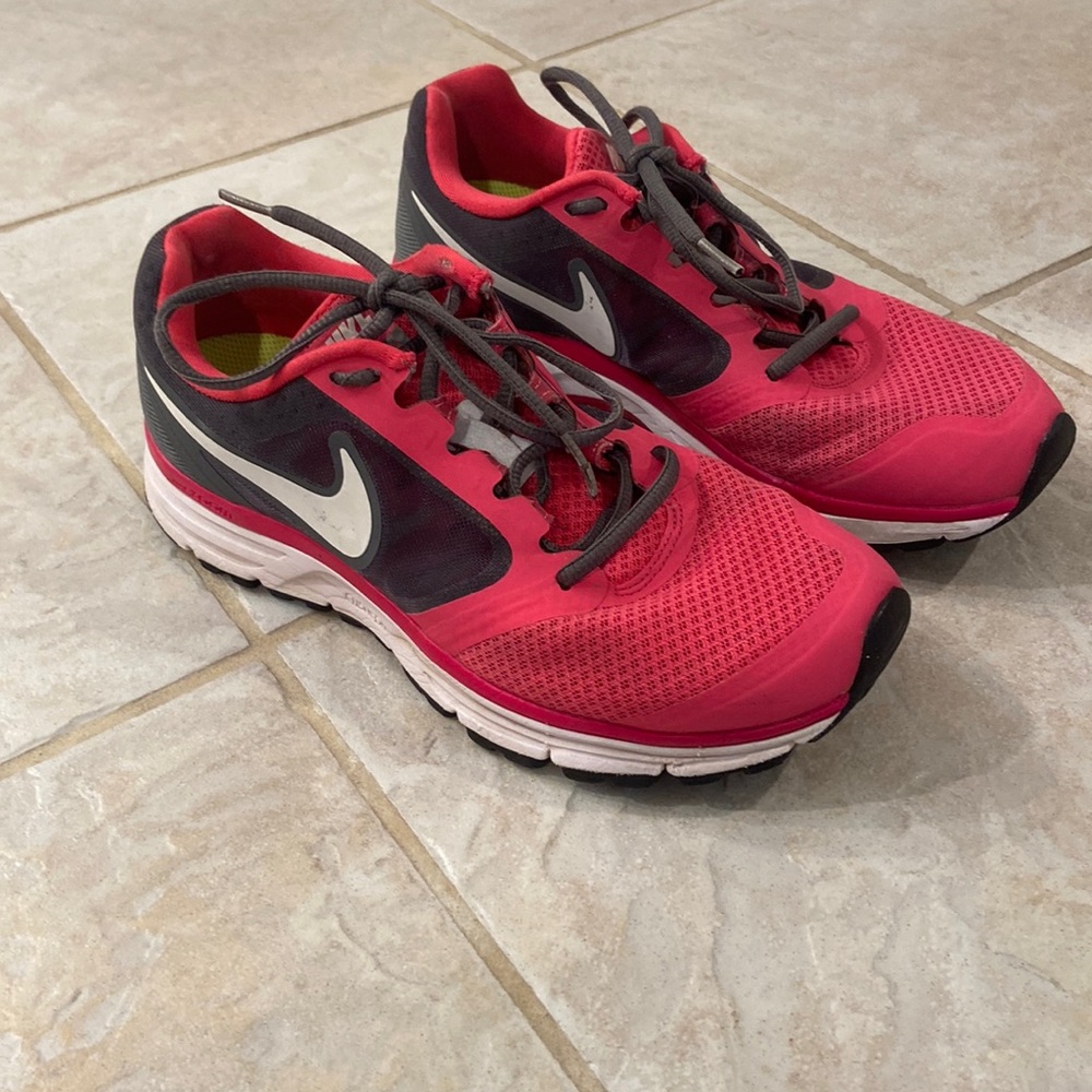 Pink nike zoom vomero